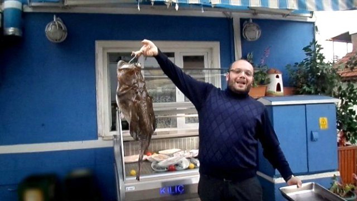 Mudanya\'da 8 Kiloluk Fener Balığı Çıktı