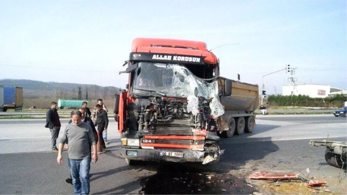 Sakarya\'da Tır ile Kamyonet Çarpıştı: 1 Yaralı