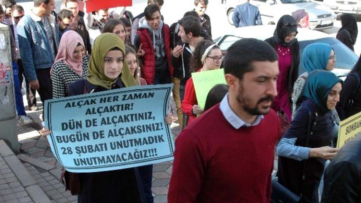 Tankların Yürütüldüğü Caddede 28 Şubat Yürüyüşü