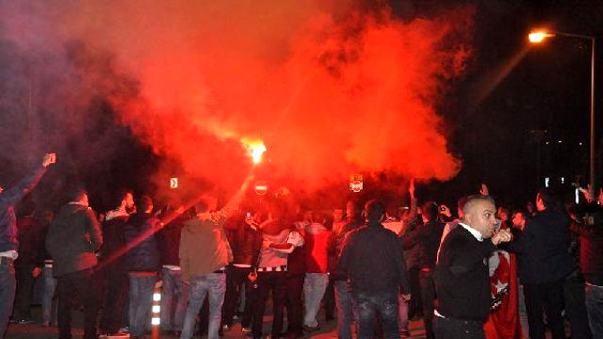 Beşiktaşlı Taraftarlardan Takıma Meşaleli Moral