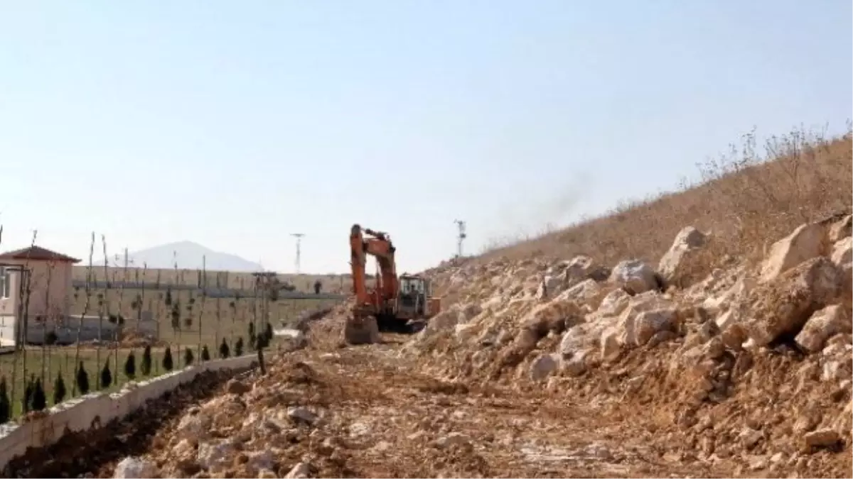 Cihanbeyli\'de Gölet Bendi Yapımına Başlandı