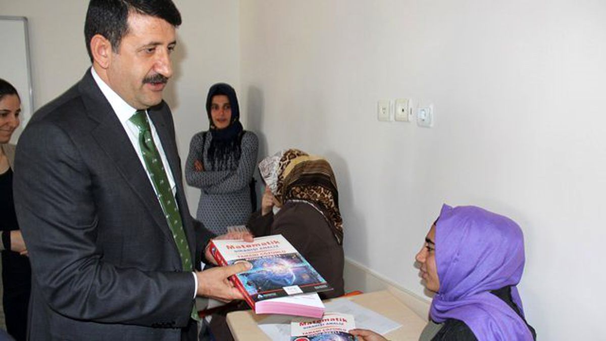 Ekinci, Öğrencilere Sınav Kitapçığı Dağıttı