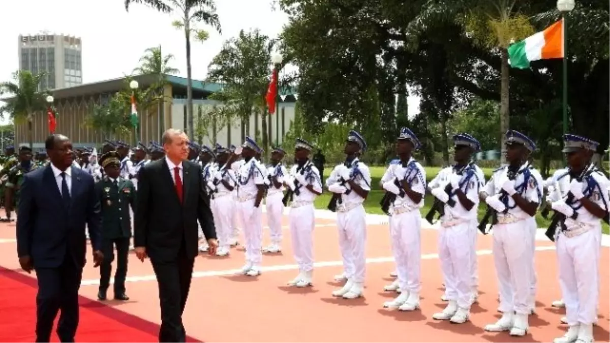 Erdoğan Fildişi Sahili Devlet Başkanı Tarafından Resmi Törenle Karşılandı