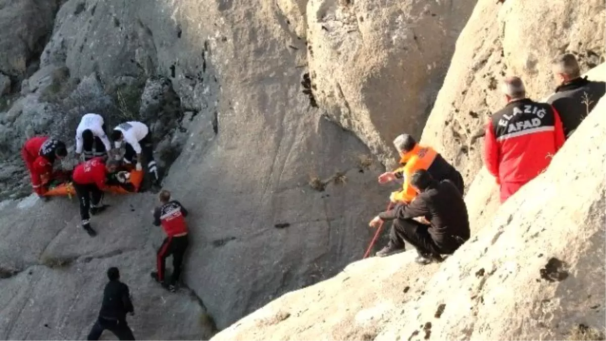 Fotoğraf Çekerken Kayalıklardan Düştü