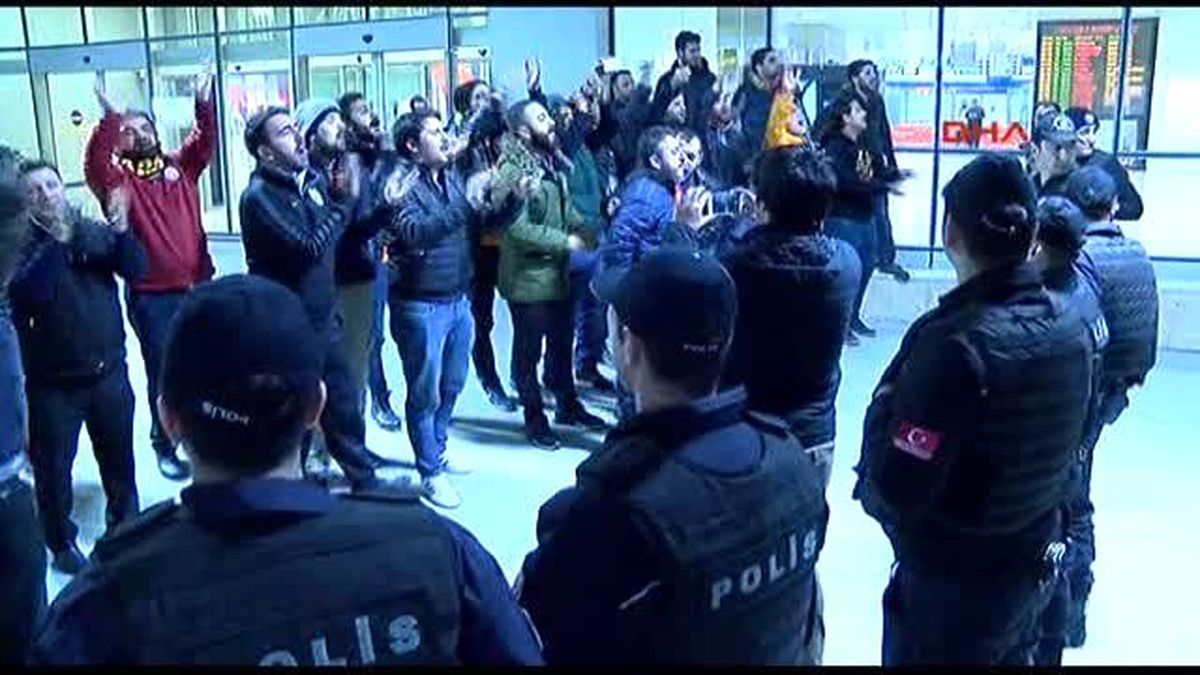 Galatasaray,istanbul\'da Protesto ile Karşılandı