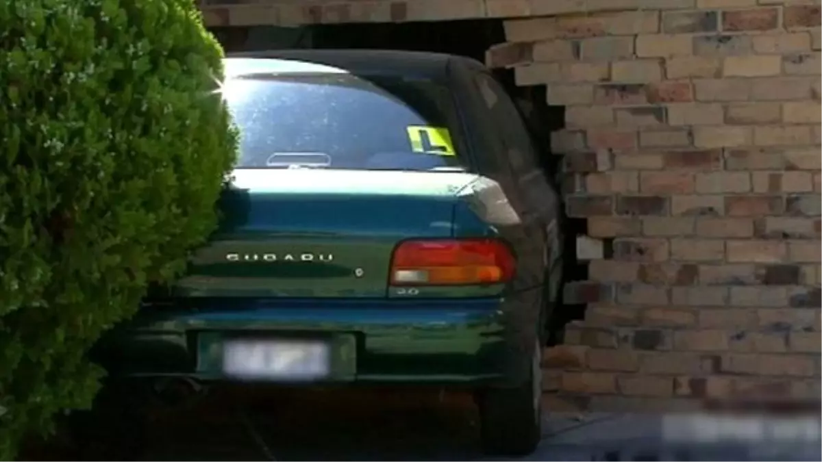 Genç Kız Fren Yerine Gaza Bastı, Evin Yatak Odasına Daldı