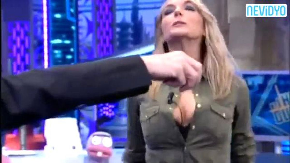 Gömleğinin Düğmeleri Patlayınca... (+18)