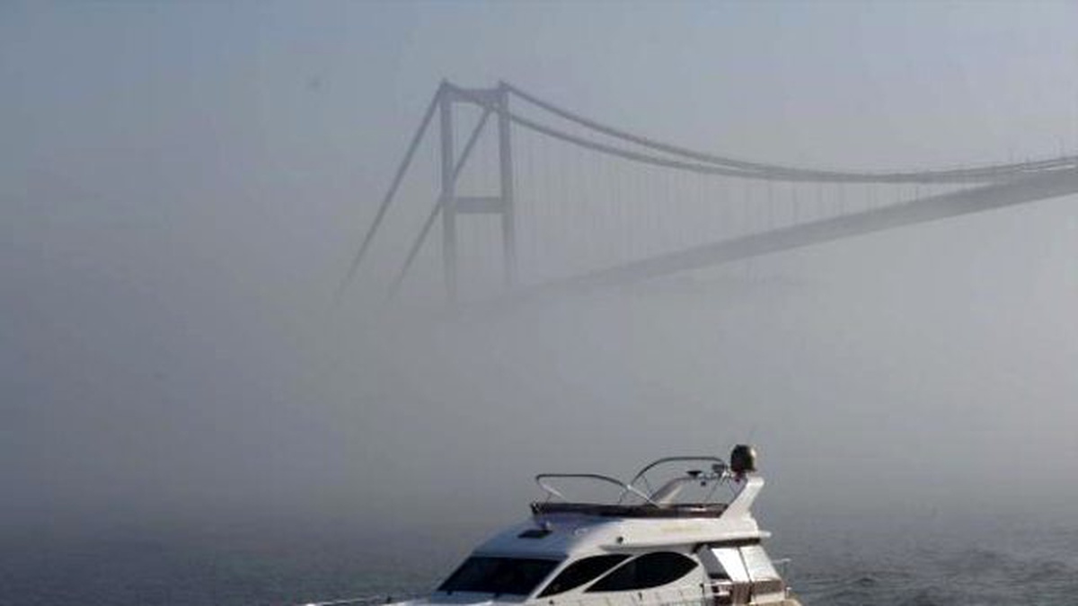 İstanbul Boğazı\'nda Doyumsuz Sis Manzarası