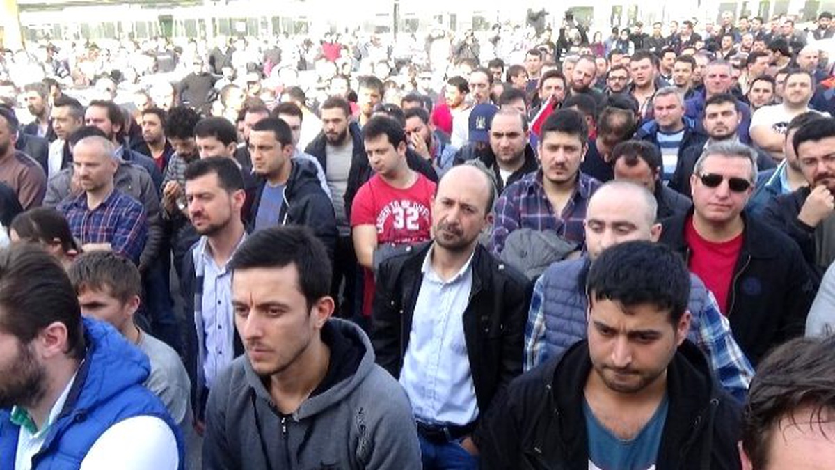 İşten Çıkarılan 10 Fabrika İşçisi İçin Yüzlerce Kişi Toplandı