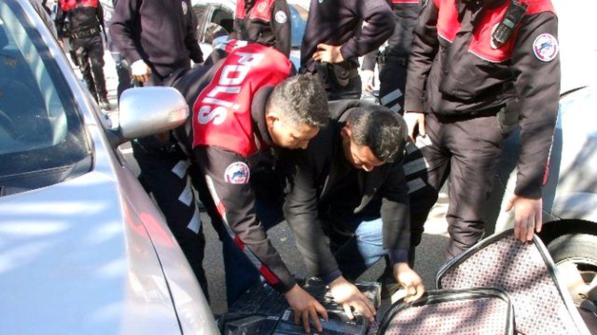 Kocalamaca Sonucu Yakalanan Otomobilden Kaçak Sigara Çıktı