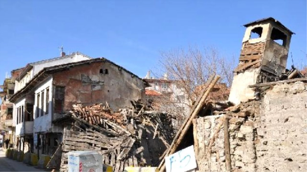 Kullanılmayan 2 Boş Bina Gece Yarısı Çöktü