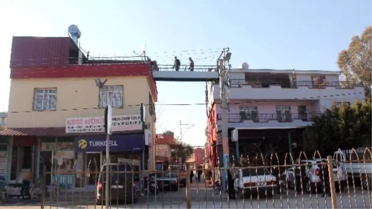 Oğlunun Evine Kolayca Gitmek İsteyen Baba Evden Eve Üst Geçit Yaptı