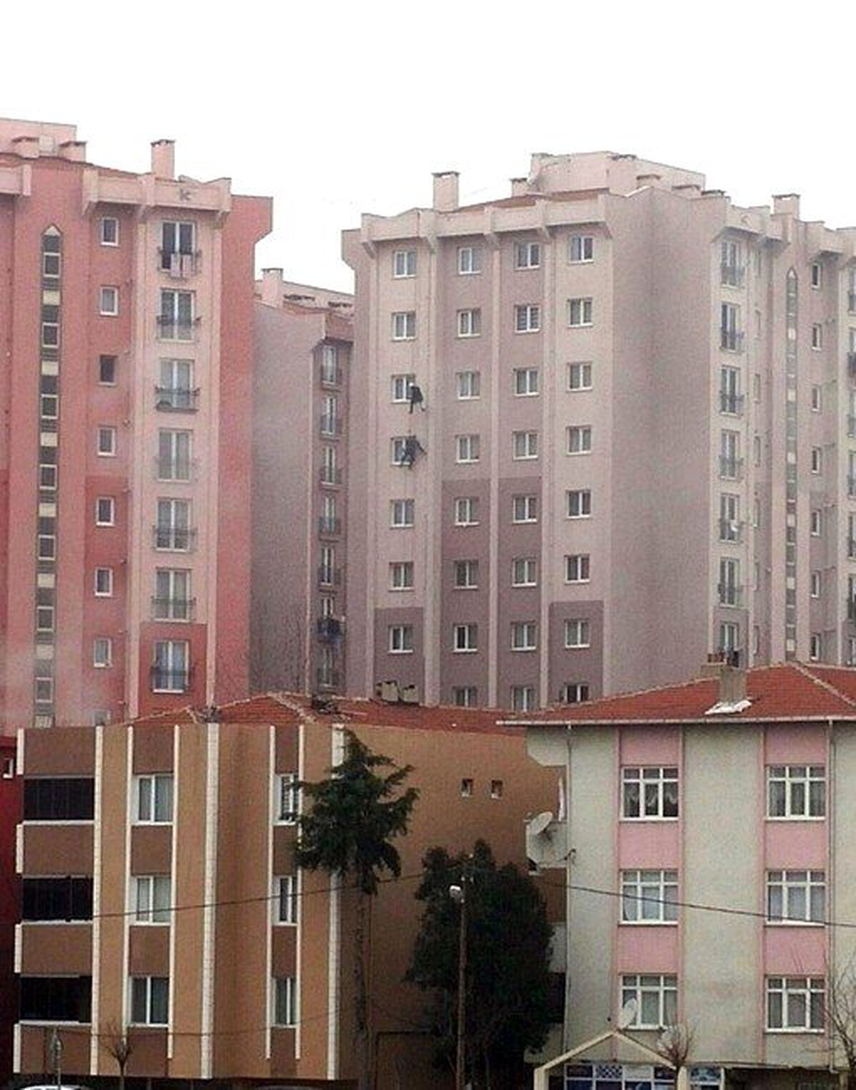 İki İşçi, Metrelerce Yüksekte Kopan Su Giderini Tamir Etti
