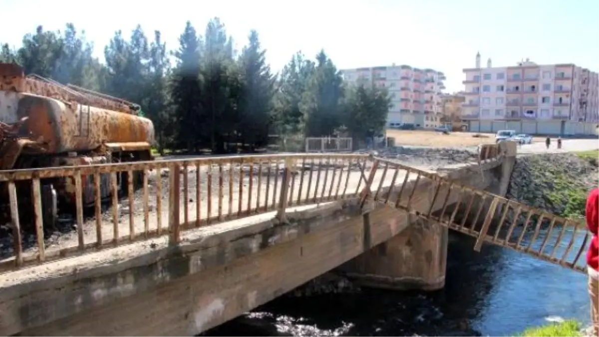 PKK\'lıların Bombalı Saldırı Düzenlediği Köprü Kullanılamaz Hale Geldi