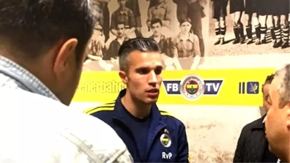 Robin van Persie ile Röportaj Yapan Gazeteci Fenalaştı