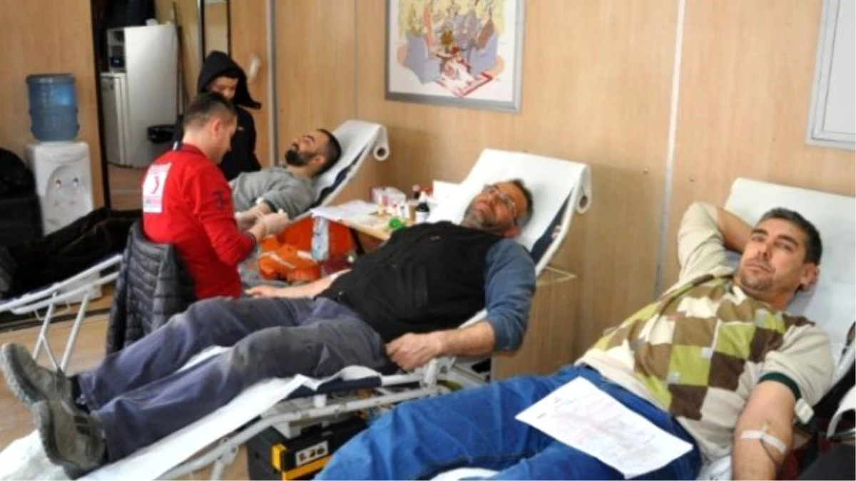 Simav\'da Yüzlerce Vatandaş Kan Bağışladı