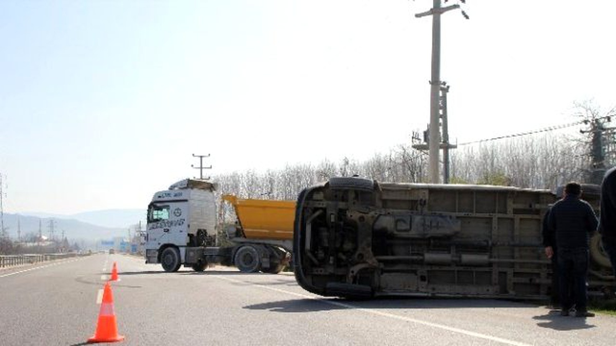 Ters Şeride Giren Minibüse Tır Çarptı: 1 Yaralı
