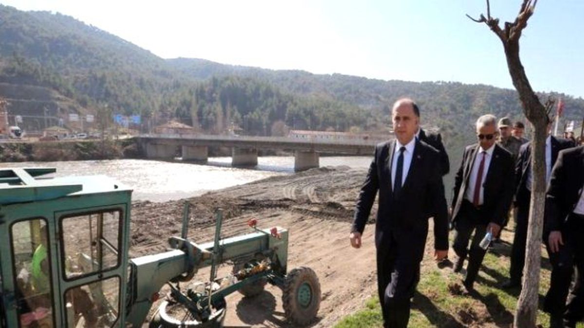 Vali Çomaktekin\'den Yeşilırmak Islah Çalışmalarına İnceleme