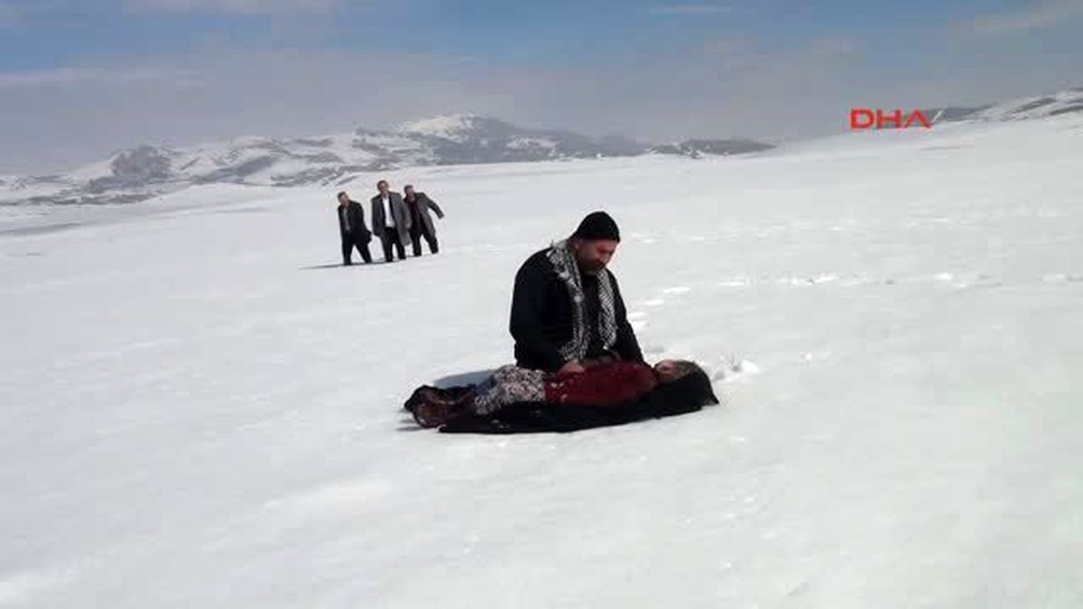 Van Cenazesi Çuvalla Sırtta Taşınan Muharrem\'in Ölümü Klibe Konu Oldu