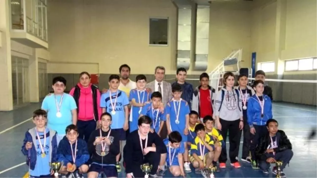 Yıldız Erkeklerde Badmintonun Şampiyonu Süleyman Demirel Ortaokulu Oldu