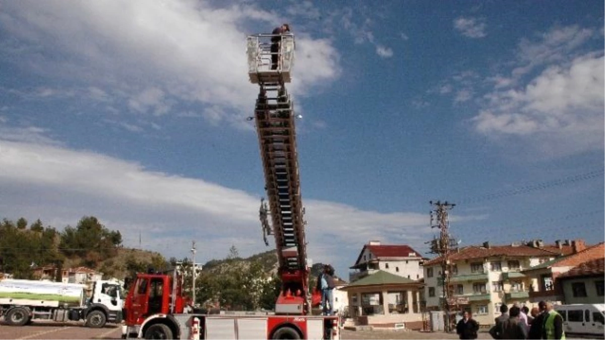 30 Metrelik Merdivene Sahip İtfaiye Aracını Test Ettiler