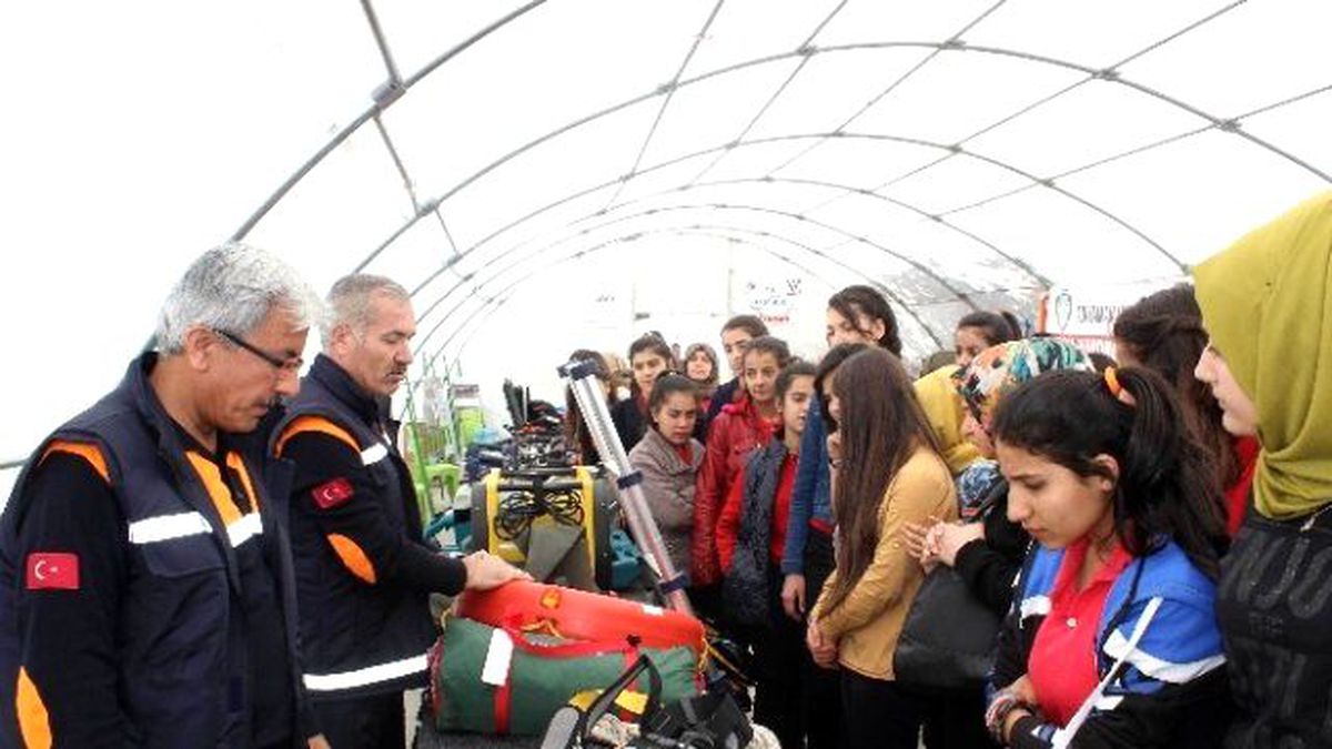 Arama Kurtarma Çadırına Öğrenciler Yoğun İlgi Gösteriyor