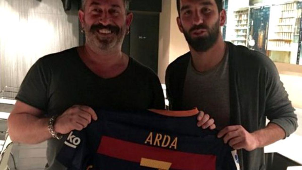 Arda, Cem Yılmaz'a Forma Hediye Etti