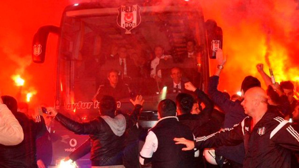 Beşiktaş\'a Meşaleli Karşılama
