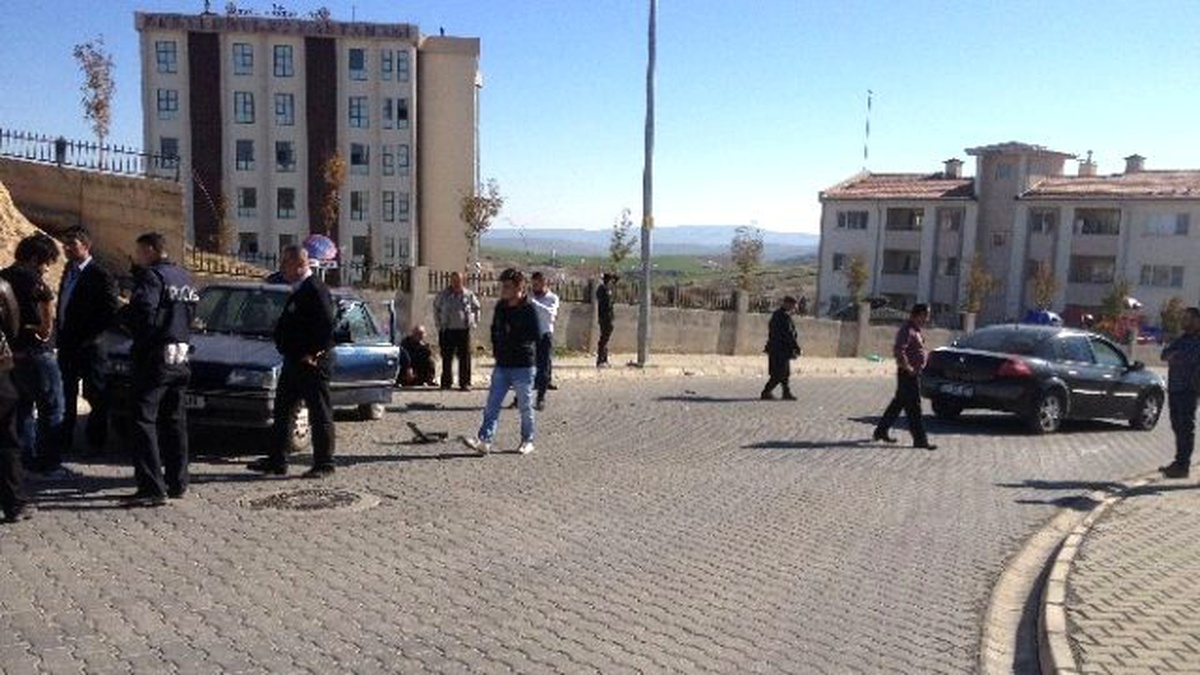 Besni İlçesinde İki Otomobil Çarpıştı