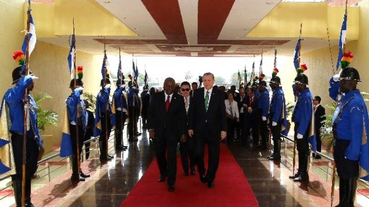 Cumhurbaşkanı Erdoğan, Gana\'da Resmi Törenle Karşılandı