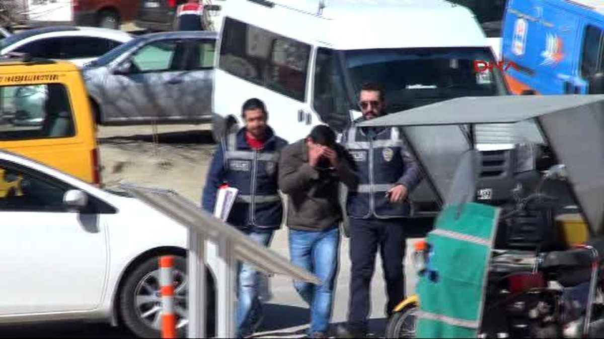Elazığ\'da Kendisini Polis Olarak Tanıtan Dolandırıcı Suçüstü Yakalandı