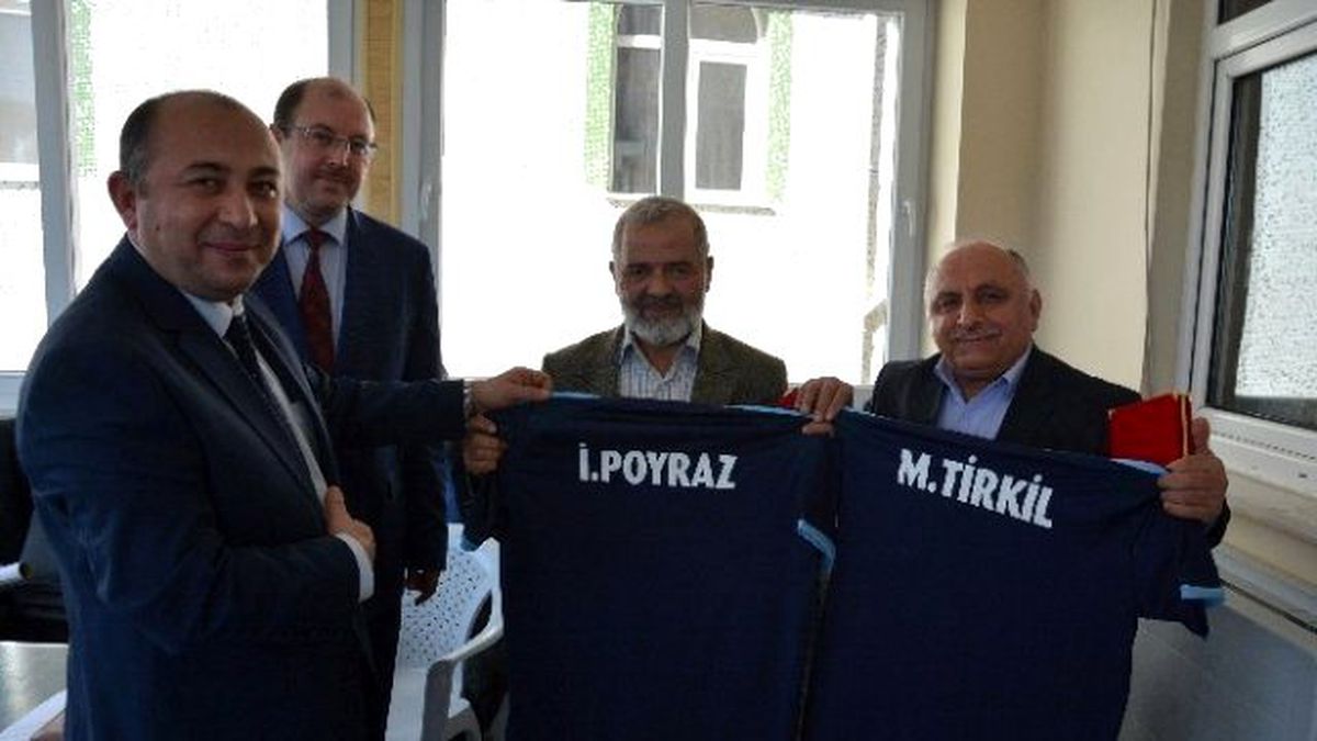 Emekliye Ayrılan Personele Forma ve Plaket