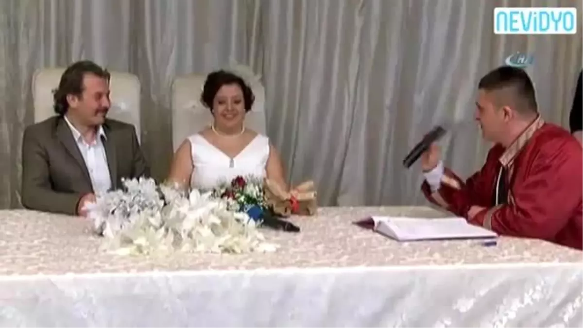 Gelin Nikah Masasında Gülme Krizine Girerse