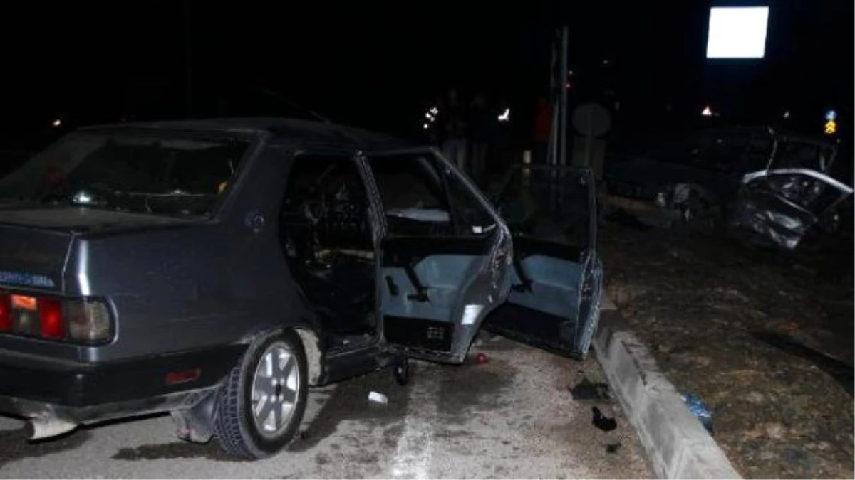 Kastamonu\'da 2 Otomobil Çarpıştı: 2 Ölü, 5 Yaralı