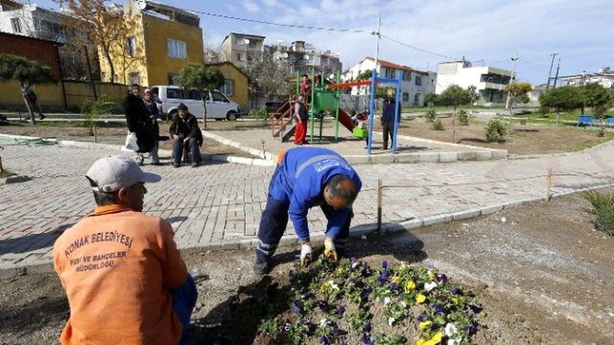 Konak\'ın Parkları Çocukları Sevindiriyor