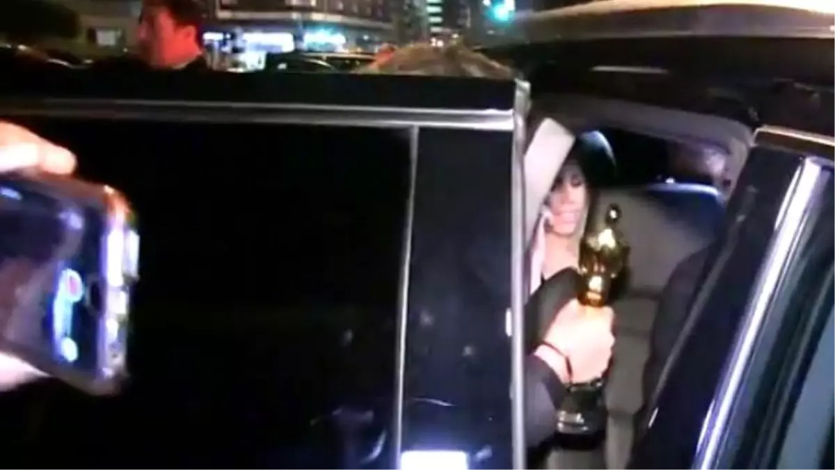 Leonardo DiCaprio, Aldığı Oscar\'ı Restoranda Unuttu