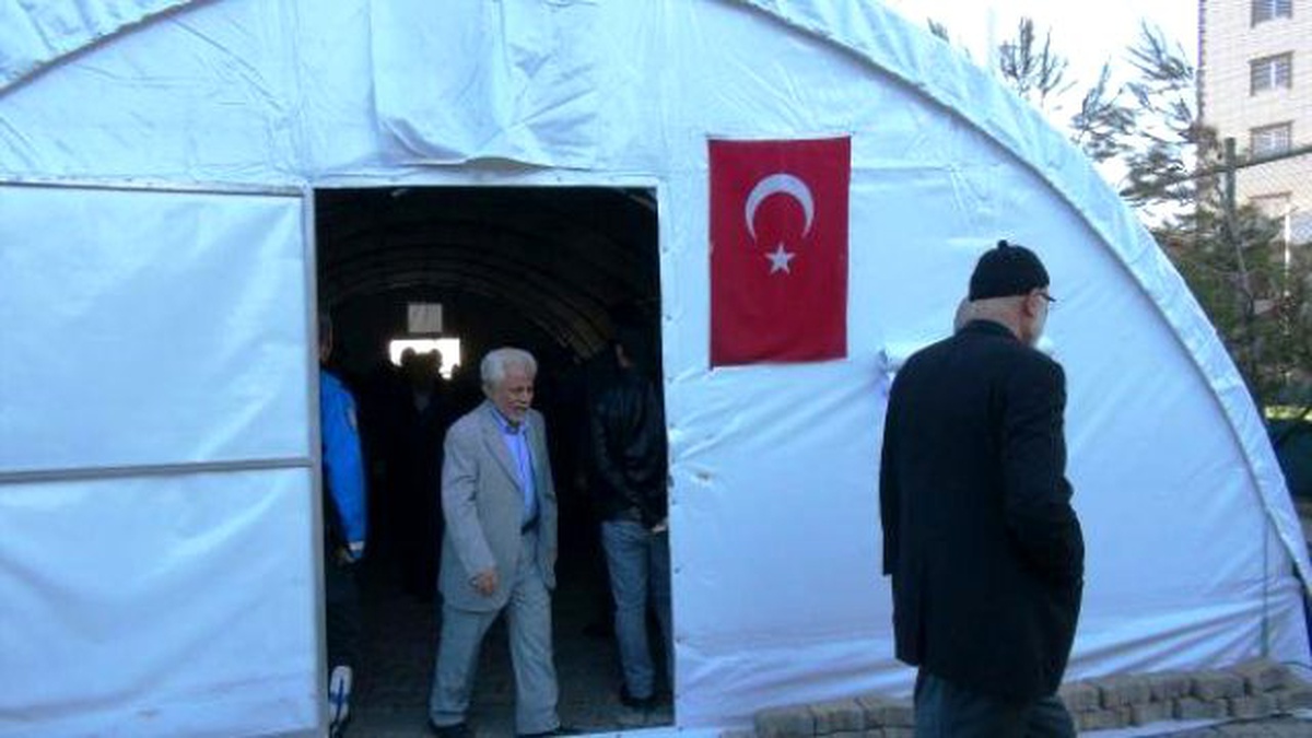 Şehit Polis İçin Emniyet Müdürlüğü Bahçesinde Taziye Çadırı Kuruldu
