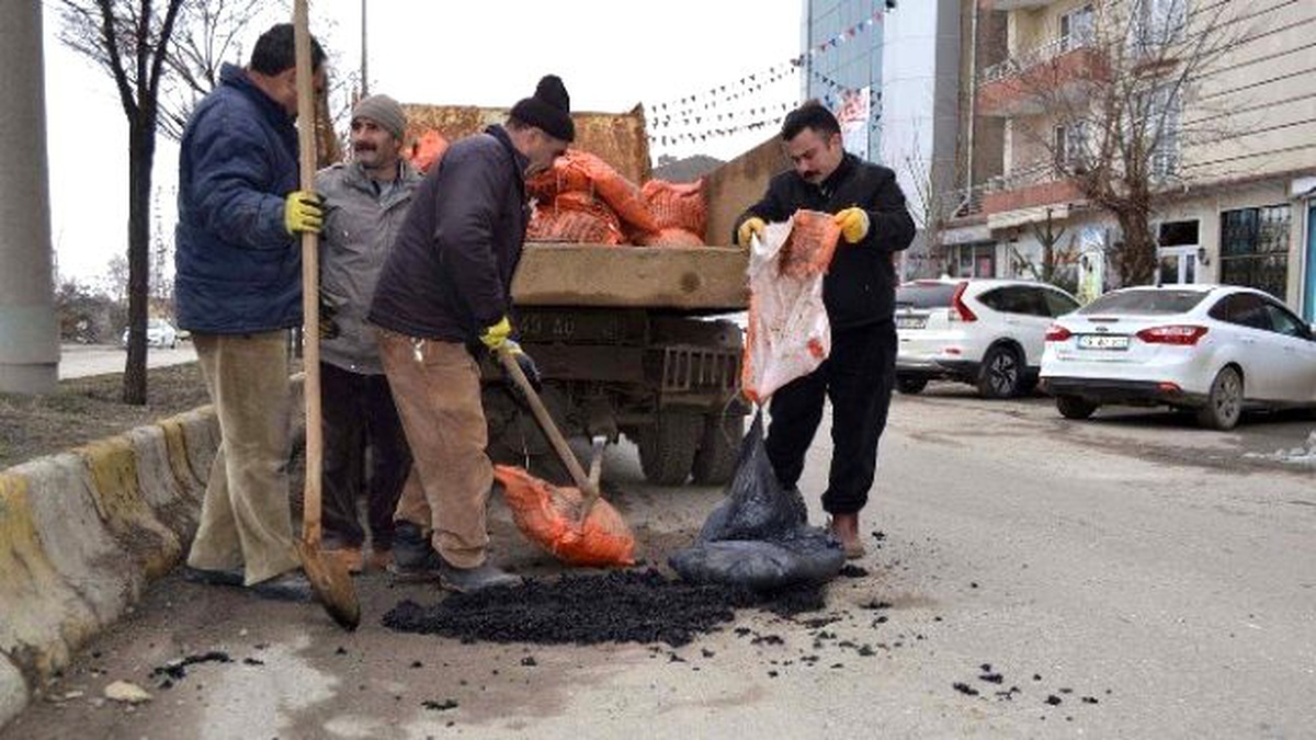 Muş\'ta Bozulan Yollar Onarılıyor