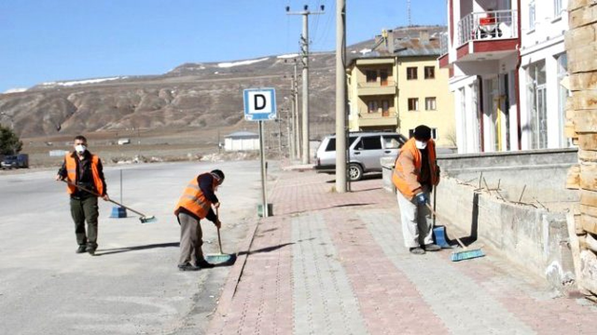 Sivas\'ta Belediye Ekipleri Bahar Temizliğine Başladı