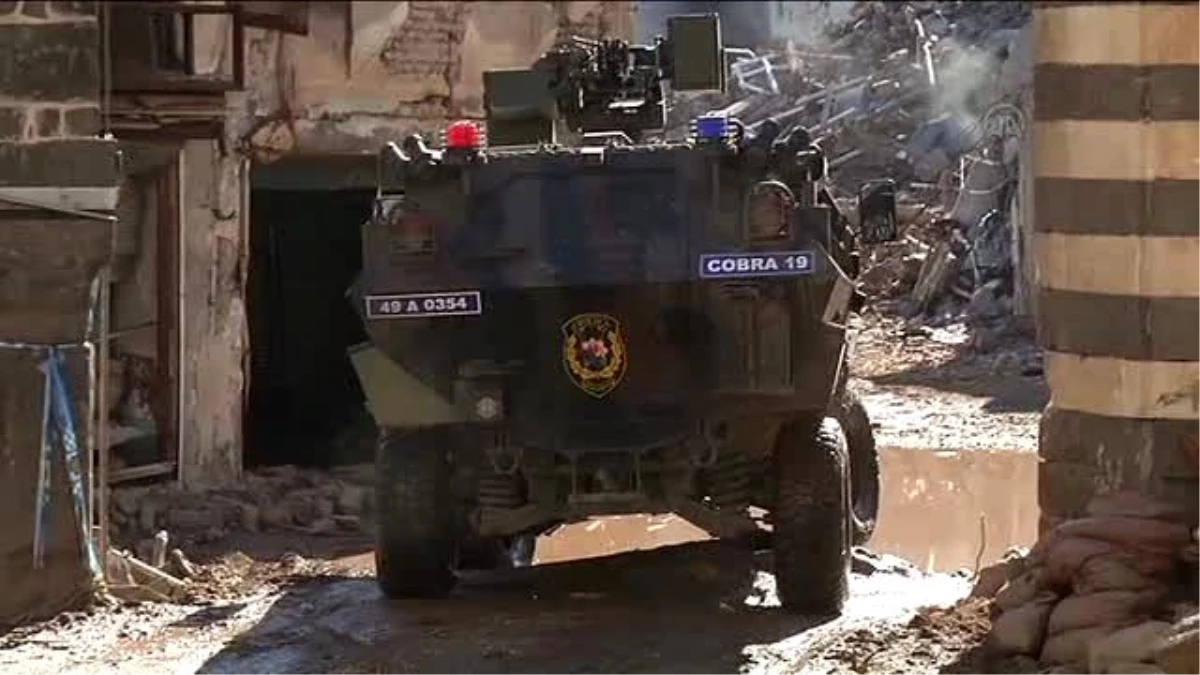 Sur\'da Güvenlik Güçlerinden Teröristlere "Teslim Ol", Sivillere "Tahliye" Çağrısı