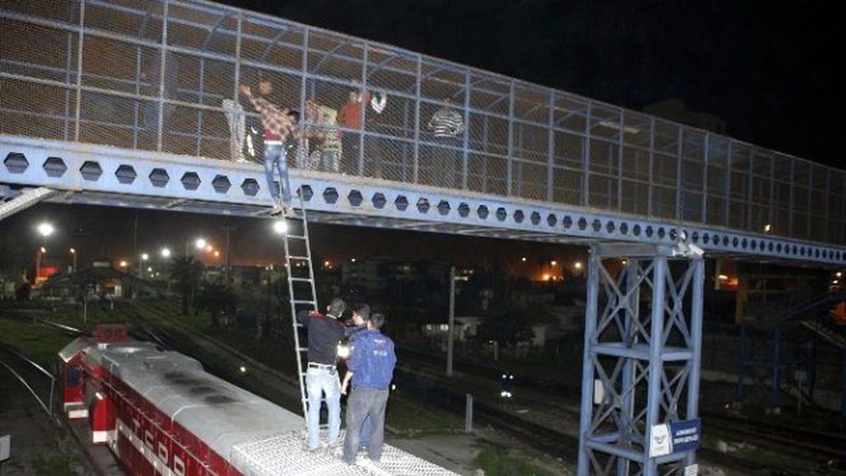 İntihar İçin Köprüye Çıkan Genç Son Anda Vazgeçti, Gücü Tükenince Yere Çakıldı