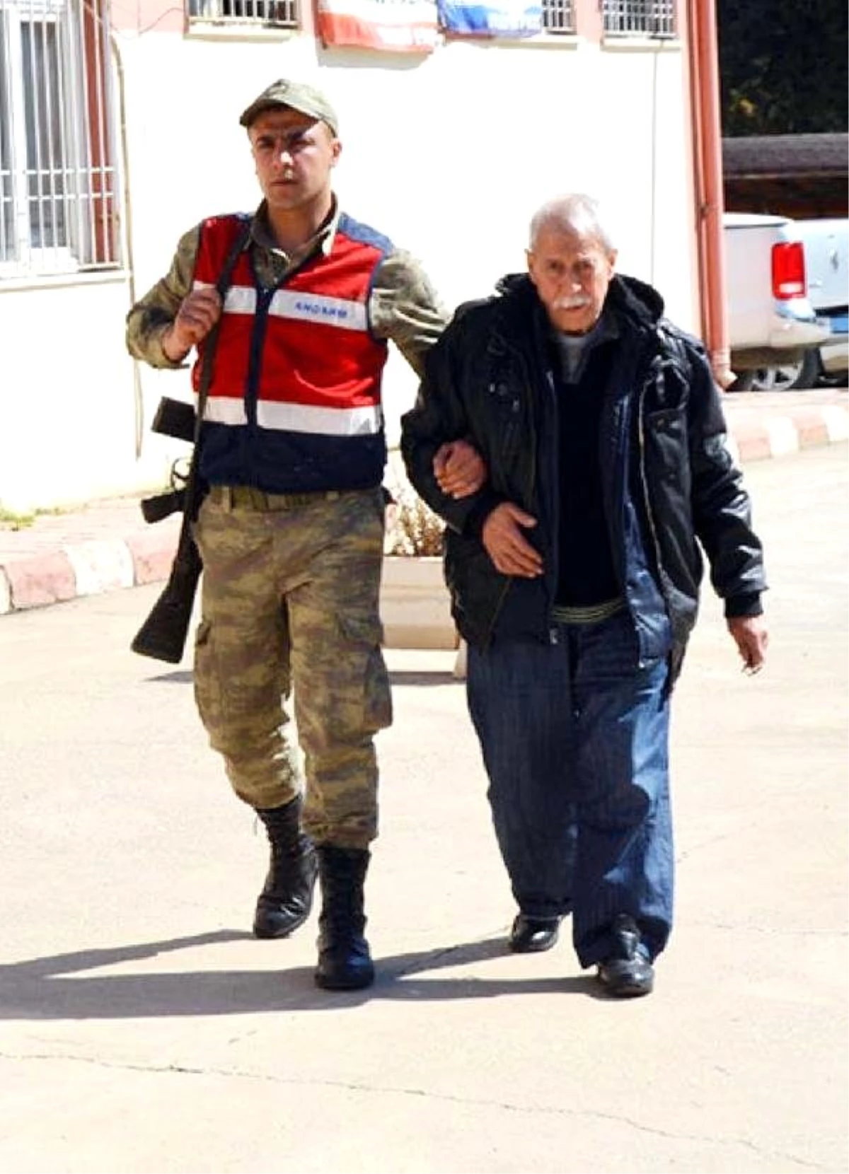 Üzerinde 4 Kilo Esrar Ele Geçen Suriyeli Tutuklandı