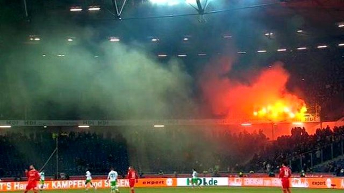 Wolfsburg Taraftarı, Rakibin Yedek Kulübesine Meşale Attı
