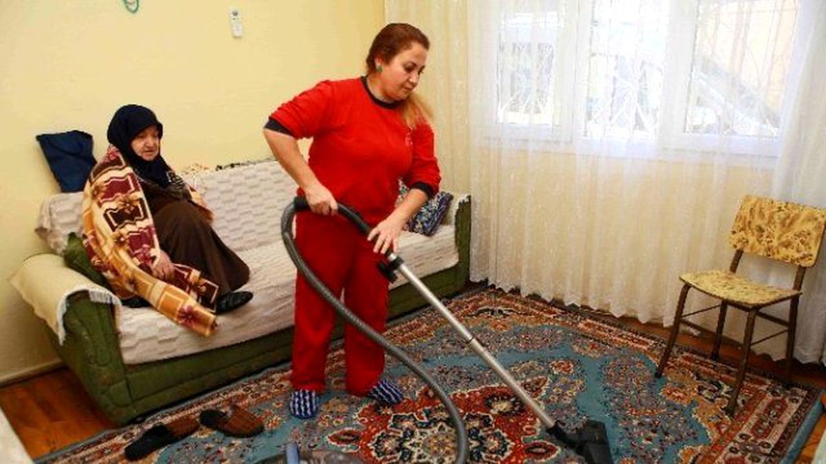 Yaşlıların ve Engellilerin Evlerini Temizliyorlar