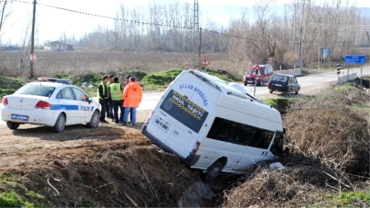 Amasya\'da İşçileri Taşıyan Minibüsle Otomobil Çarpıştı: 4 Yaralı