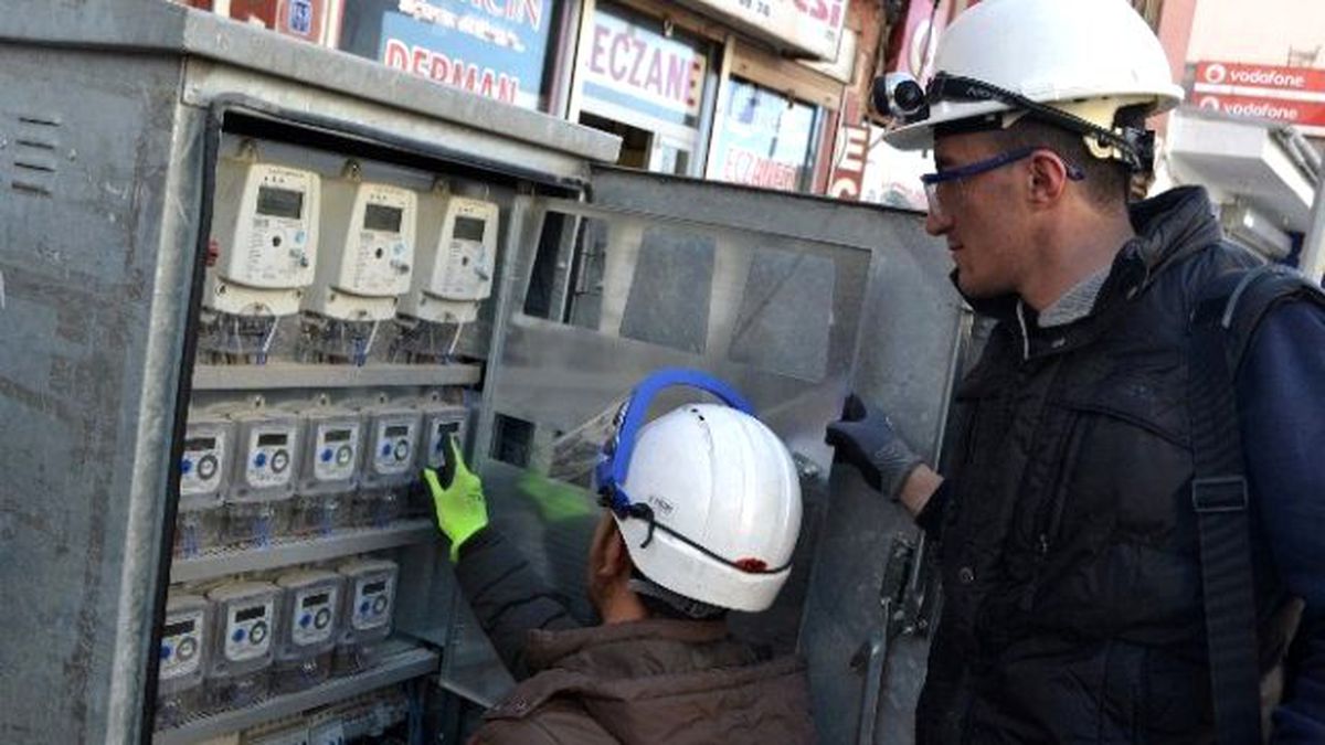Aras Elektrik Yoğunlaştırdığı Kaçak Elektrik Tarama Faaliyetlerine Doğubayazıt\'ta Devam Ediyor