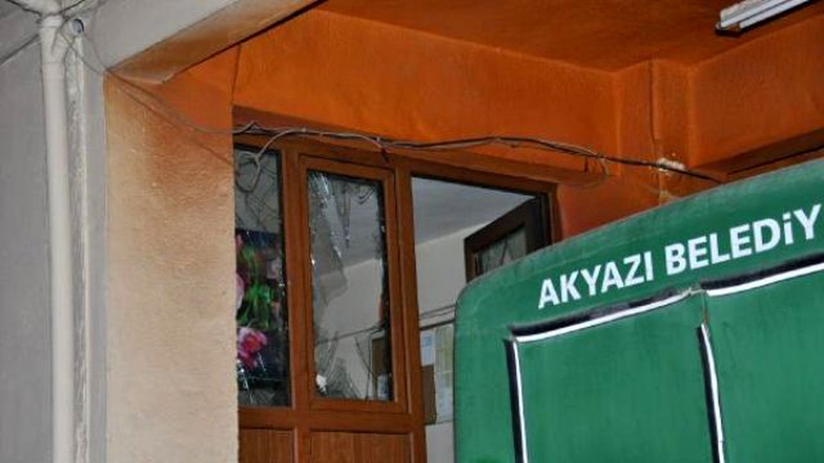Belediye Binasının Camları Taş Atılarak Kırıldı