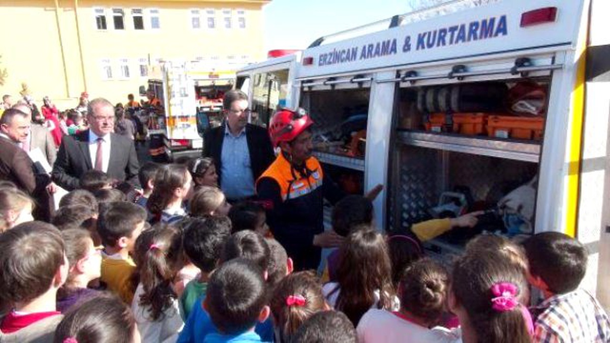 Erzincan ve Kars\'ta Deprem Tatbikatları Heyecan Yarattı