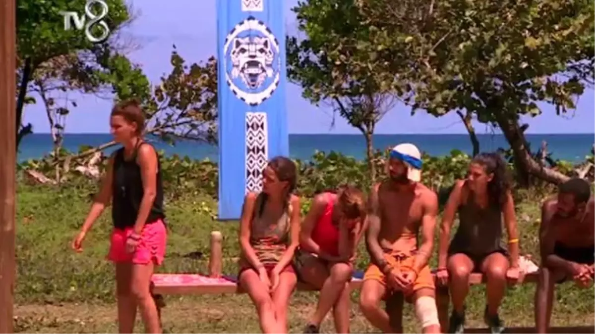 Gizem ve Nihal Kenarda Rahat Durmadı! Nihal, Gizem\'i Kızdırdı: \'Neden Bu Kadar Heyecanlandın?\'