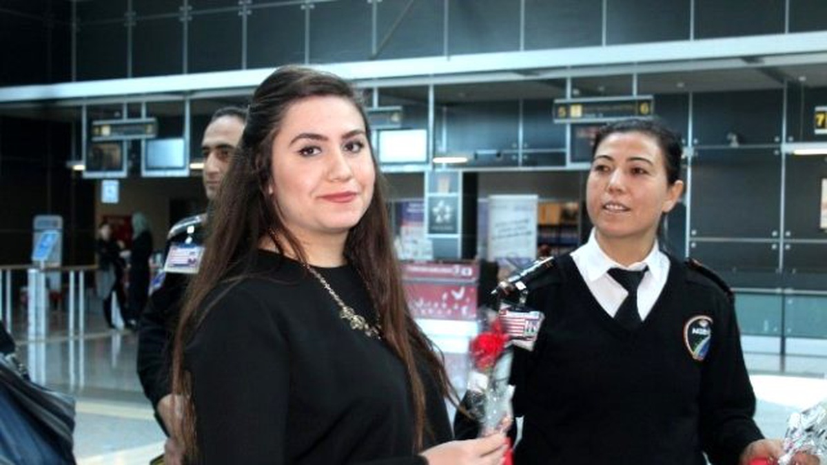 Güvenlik Görevlileri Yolculara Karanfil Dağıttı